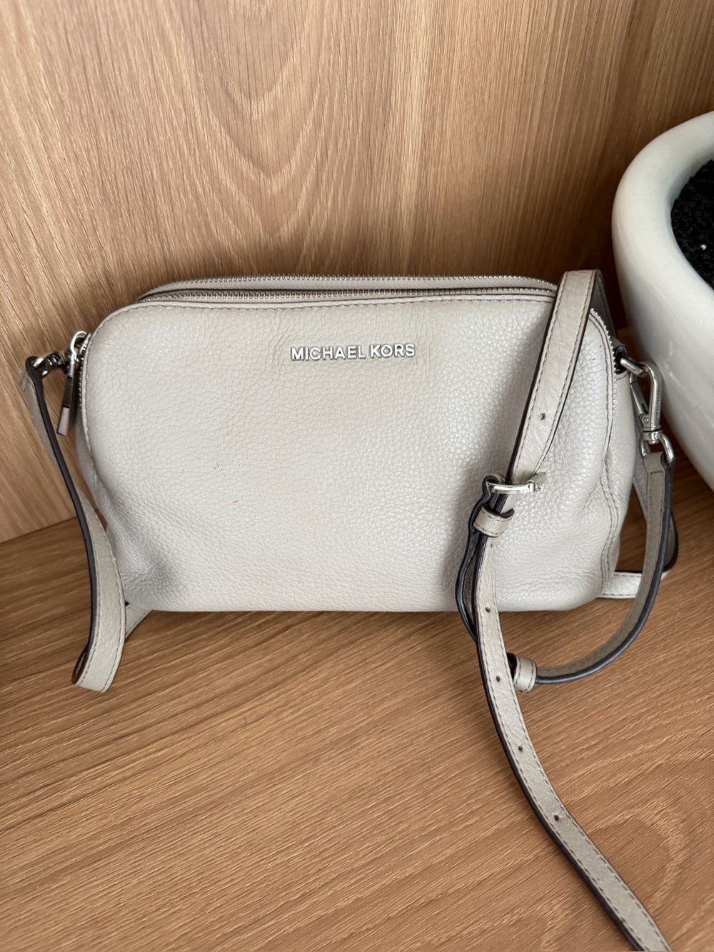 🤍 Michael Kors Crossbody Bag – Light Gray / Cream